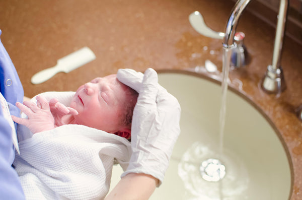 How Important It Is to Regularly Give Baths to Newborns